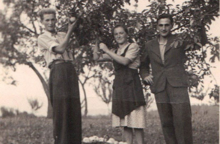 Družina Grčin v sadovnjaku približno 1925 leta