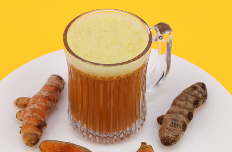 Oranžni napitek s kurkumo
