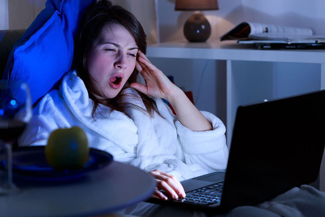 Uporaba telefona računalnika pred spanjem