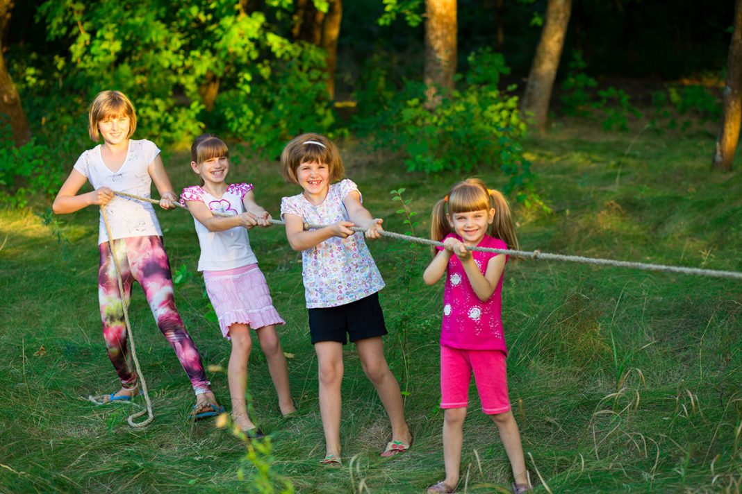 Otroci se igrajo zunaj