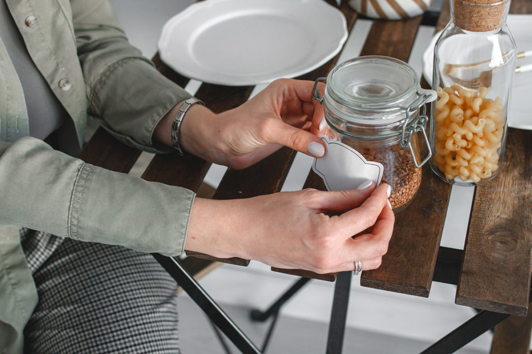Odstranjevanje nalepk s steklenih kozarcev