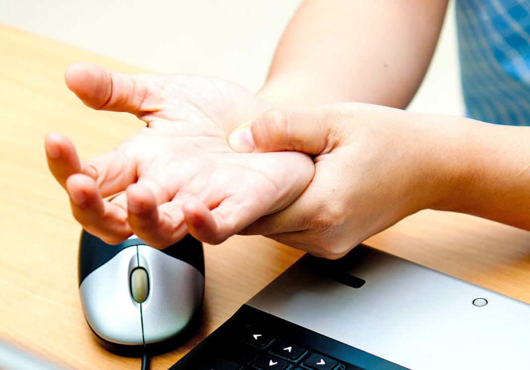 Bolečine v dlaneh in zapestju zaradi uporabe računalnika