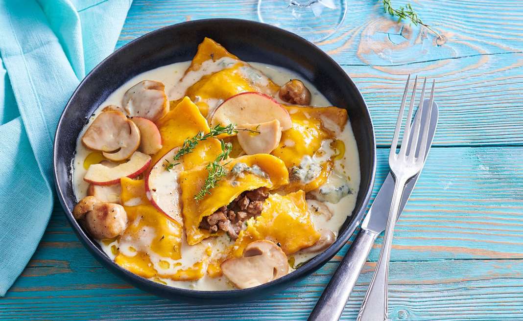 Bučni ravioli z jabolki in jurčki
