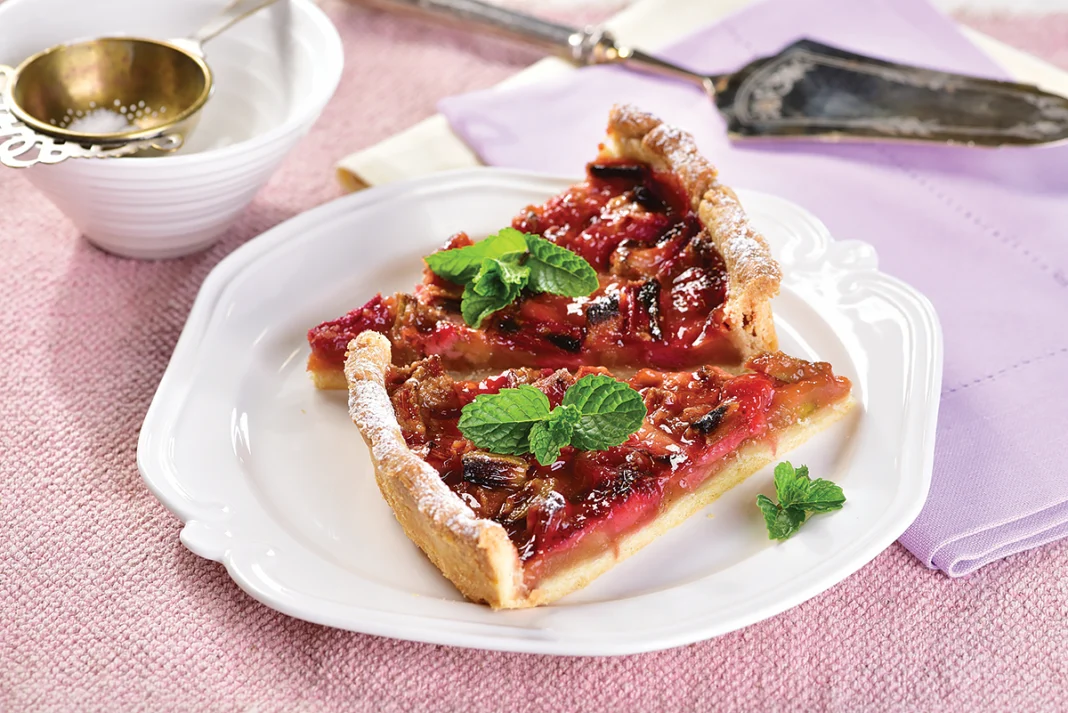 Hrustljava pita z rabarbaro in jagodami