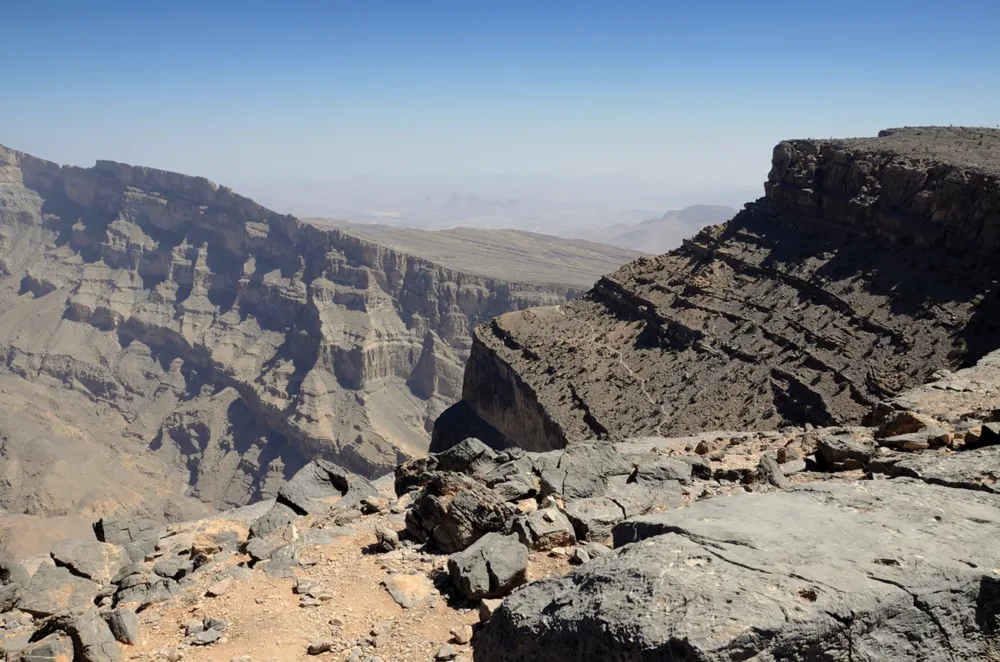 Jebel Shams najvisji vrh v gorovju Al Hamra in spodaj kanjon Wadi Nakhur 2 Jebel Shams najvisji vrh v gorovju Al Hamra in spodaj kanjon Wadi Nakhur 2