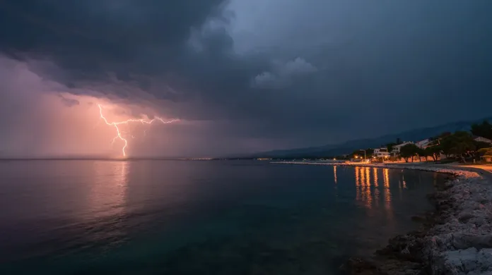 Neurje divjalo nad Istro Poplave v Poreču in več kot 2500 strel v dveh urah