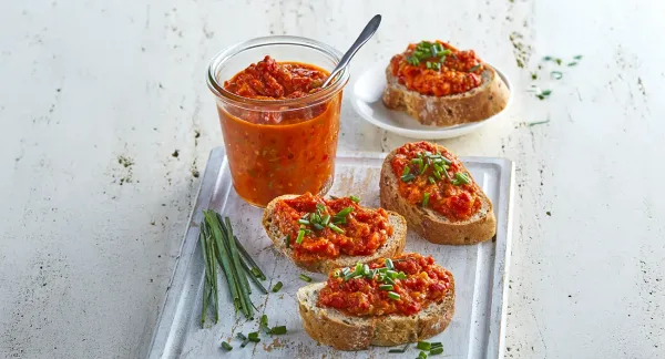 Najboljši domači ajvar iz rdeče in oranžne paprike ter jajčevcev