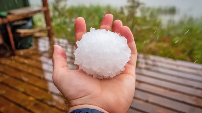 Sobotne nevihte marsikje prinesle tudi točo