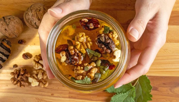 Orehi v medu z začimbami: Odkrijte babičin recept za moč, energijo in dolgo življenje