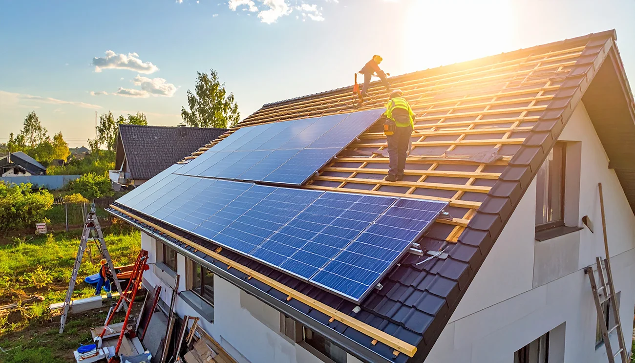 DZ o novem zakonu o OVE: Sončne elektrarne obvezne na vseh novih stavbah