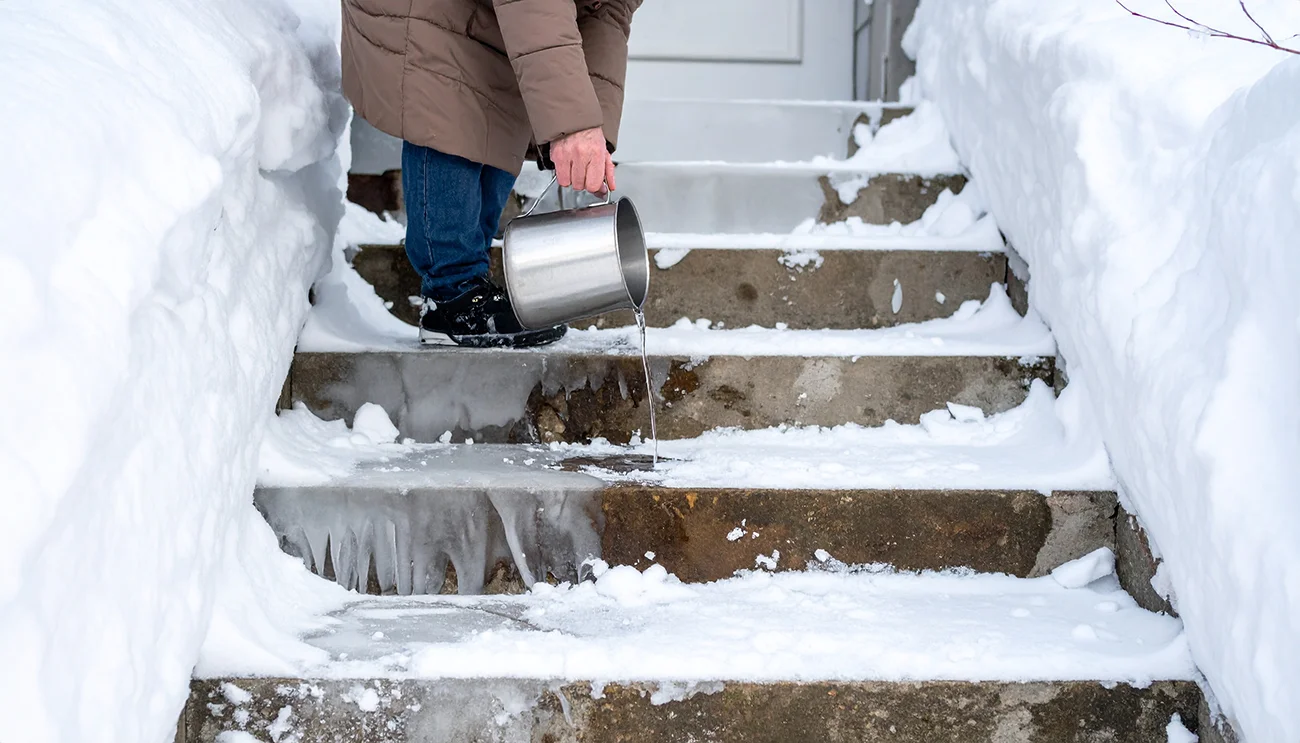 Ta 5-minutni trik stopi led na stopnicah brez kemikalij