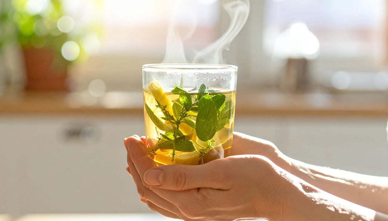 8 naravnih diuretičnih napitkov, ki lahko pomagajo pri zadrževanju vode v telesu