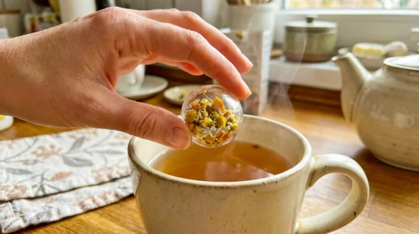 Cajne bombice izdelava Čajne bombice: Domači trend, ki spreminja pripravo čaja v majhen ritual