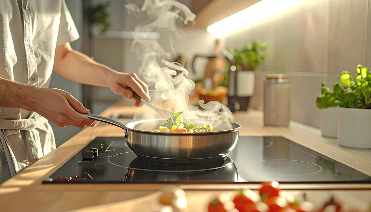 Zakaj se klasične kuhinjske nape počasi poslavljajo in kaj prihaja namesto njih?