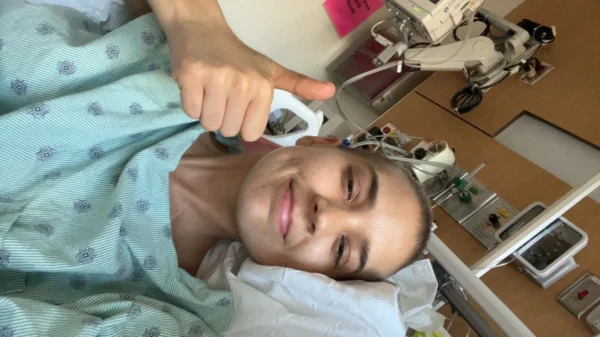 Zgodba Courtney Echerd “Zdravniki so mi rekli, naj se samo raztezam in telovadim.” Na koncu ji je amputacija rešila življenje