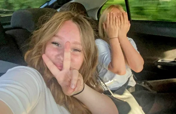 Najprej jo je zacel boleti hrbet zdaj se na intenzivni negi bori za zivljenje Najprej jo je začel boleti hrbet. Danes se 17-letnica na intenzivni negi bori za življenje