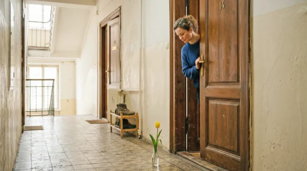 Nekdo ji je vsako leto pustil rozo pred vrati Nekdo ji je vsako leto pustil rožo pred vrati – šele zadnji dan je izvedela kdo