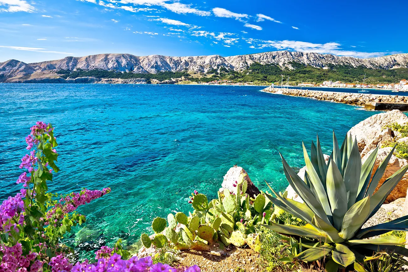 Baška na otoku Krku ima 1,8 kilometra dolgo plažo in turkizno morje