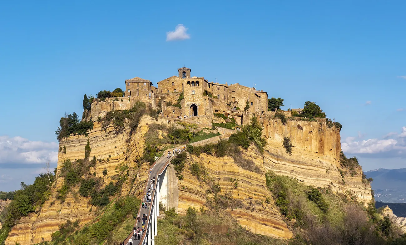 Civita di Bagnoregio: Pravljično mesto, ki mu skala počasi izginja pod nogami